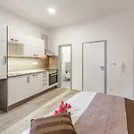 Downtown Royal Apartment *