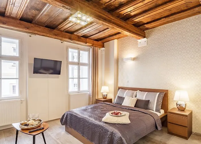 Downtown Royal Apartment